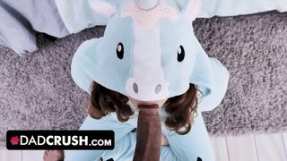 Sneaky stepdad gets VIP access to stepdaughter’s pussy
