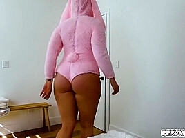 Tommy Gets Naughty Blowjob From Sexy Bunny Siri – Perv-mom