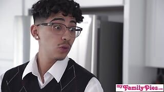 Demi Hawks asks to be fucked for the first time, “I just think you should fuck me” – S28:E5