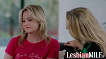 Madrastra e Hijastra de 18 años — Mamás Maduras y Lesbianas