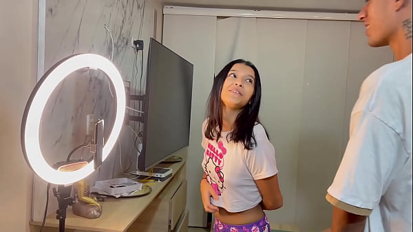 Mientras la linda de mi hermanastra graba un video, me aprovecho para manosearla y hacerla que me folle.